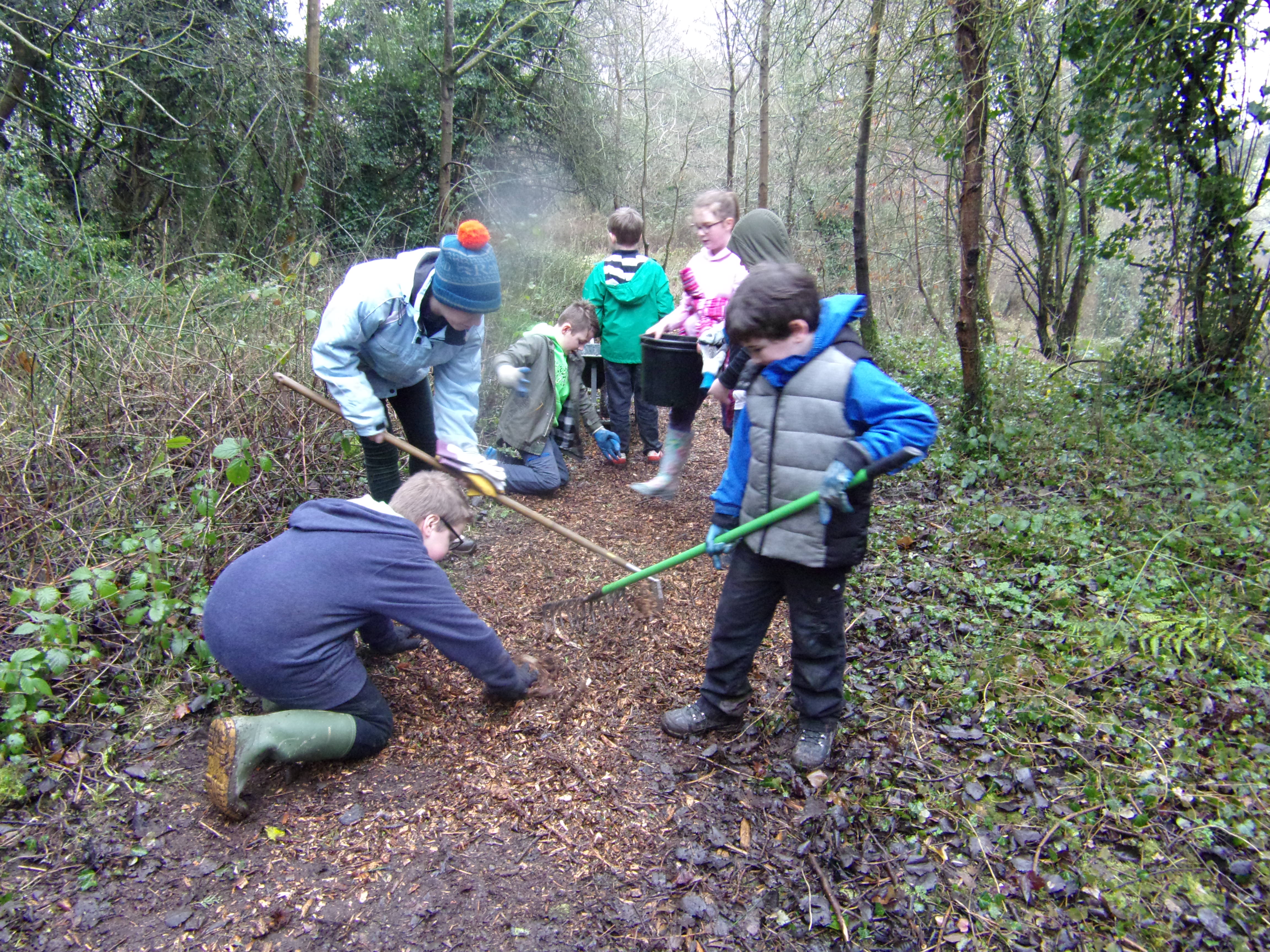 Broseley CE School children laying wood chippings